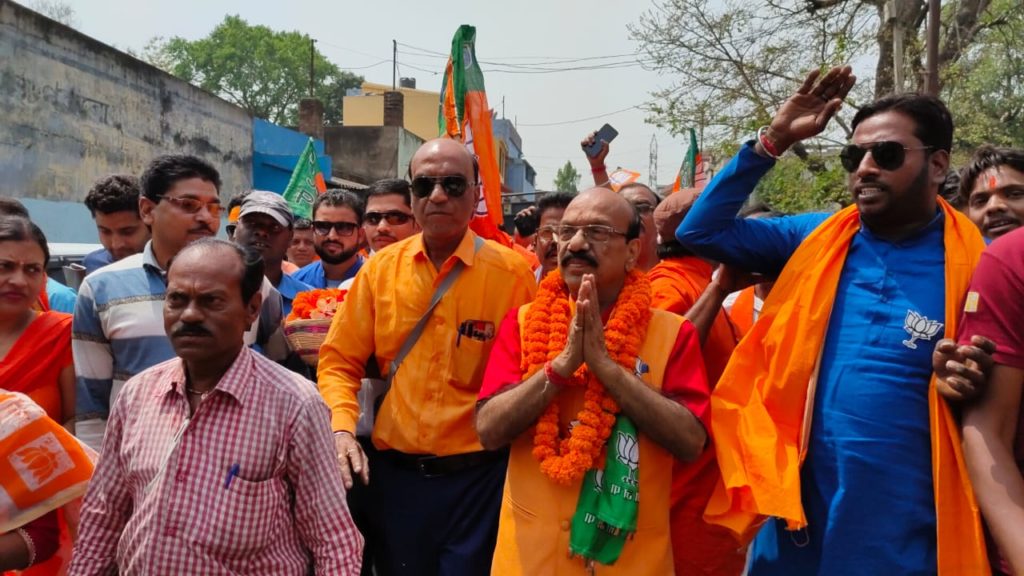 Kulti's BJP candidate is campaigning after pray in Kalimandir