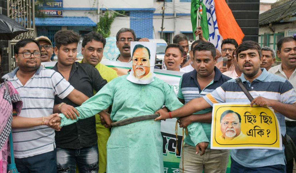 aiims-bengalis-agitation-after-seen-partha-chatterjee in bhubneswar